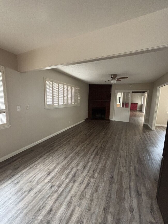 Building Photo - Corner lot La Mirada home!