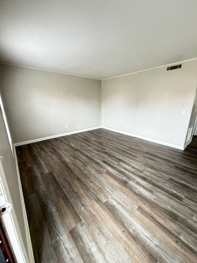 Building Photo - Oxford-2 Bedrooms