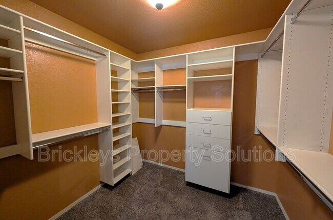 Building Photo - 2340 W Myrtle Dr