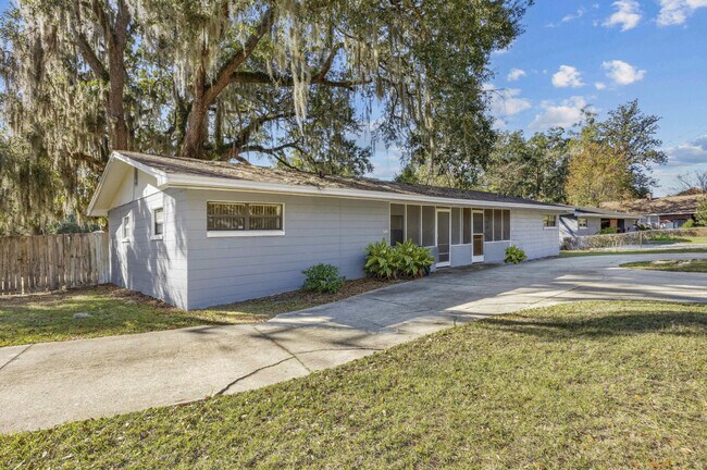 Building Photo - 1700 SW 16th Ct