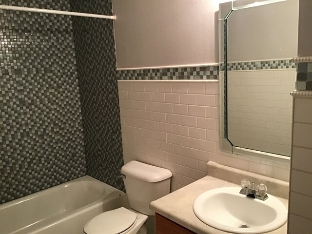 Building Photo - 647 Hickory Pine Dr