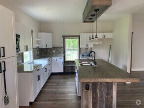 Building Photo - Country living at its finest!