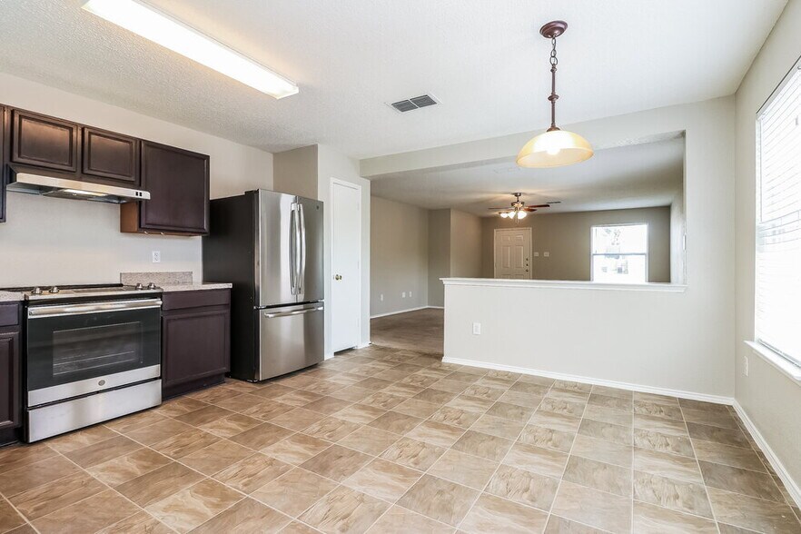 Building Photo - 7948 Meadow View Tr