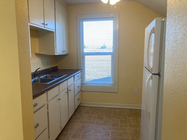 Building Photo - Charming 2nd Level Apartment