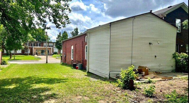 Building Photo - 2 Bed 1 Bath - Renovated single family house in the Russell neighborhood