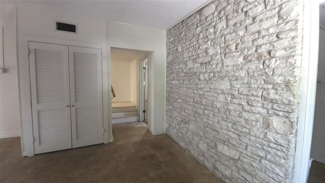 Building Photo - 5119 Fairview Dr