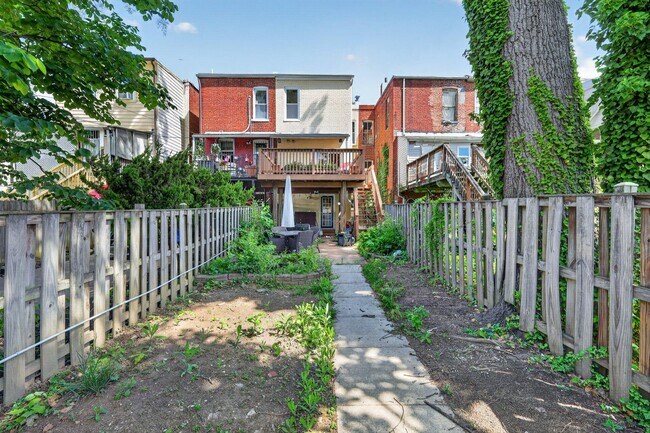 Building Photo - 928 Ingraham St NW