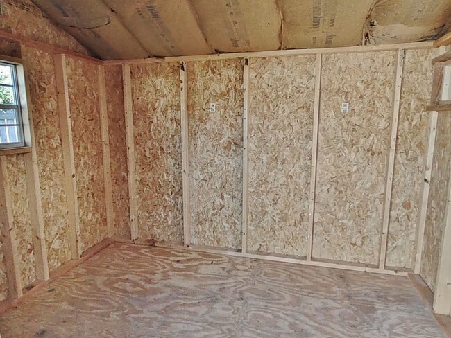 Building Photo - 4 Bed / 2 Bath Single Family Home