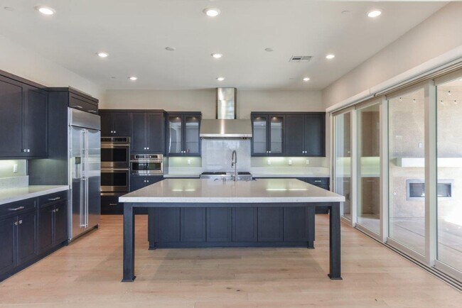 Building Photo - 4bd/4.5ba Single Family House w/ VIEW Gate...