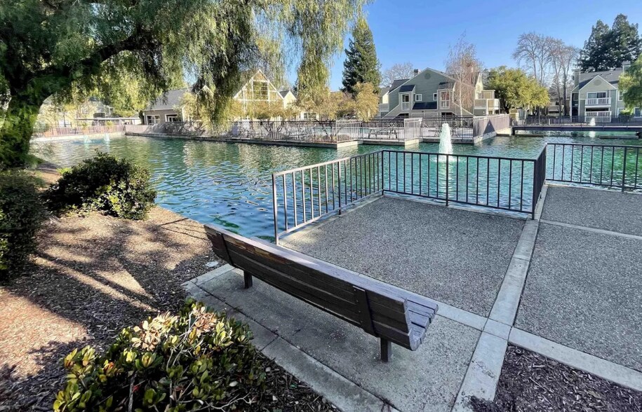 Great landscaping in the apartment complex - perfect for evening walks - 140 Reflections Dr