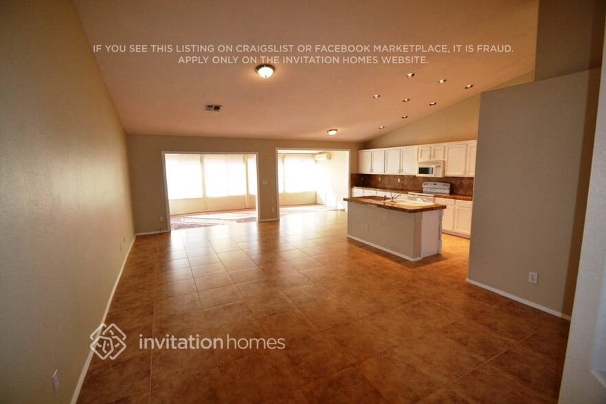 Building Photo - 1669 E Golden Ln