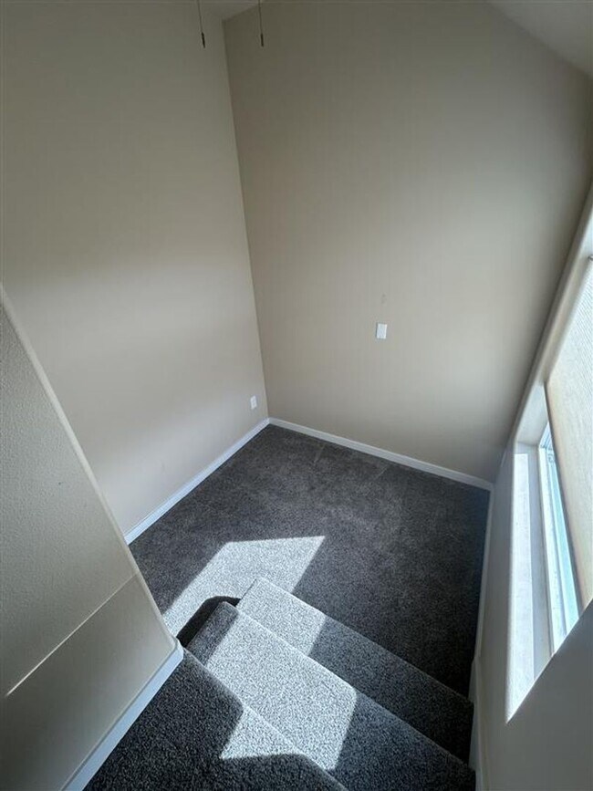 Building Photo - 211 Baker St