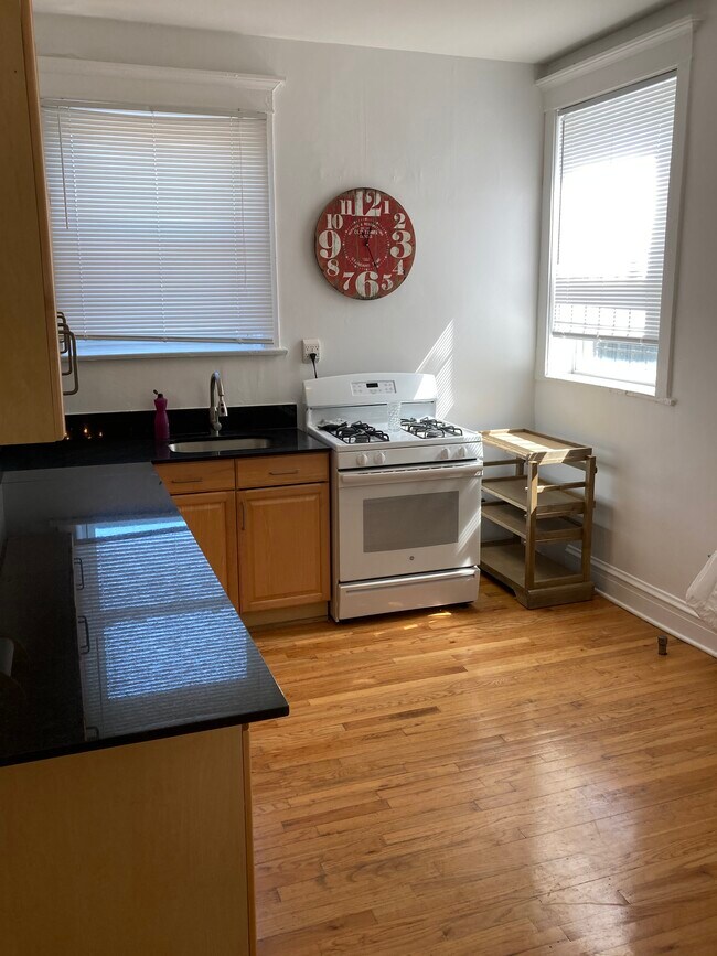 Building Photo - 4719 N Lincoln Ave