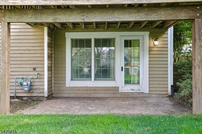 Building Photo - 14 Exeter Rd