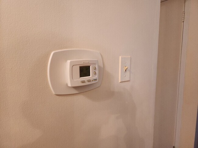 Building Photo - Very Nice- furnished 3-BR