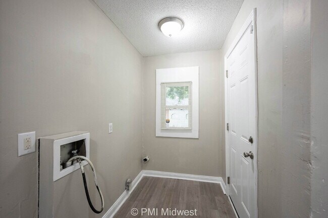 Building Photo - "Charming Urban Retreat: Cozy 1-Bedroom Ap...