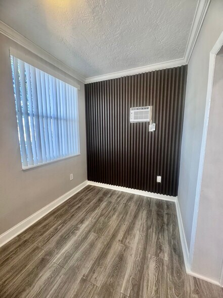 Building Photo - 921 N 19th Ave