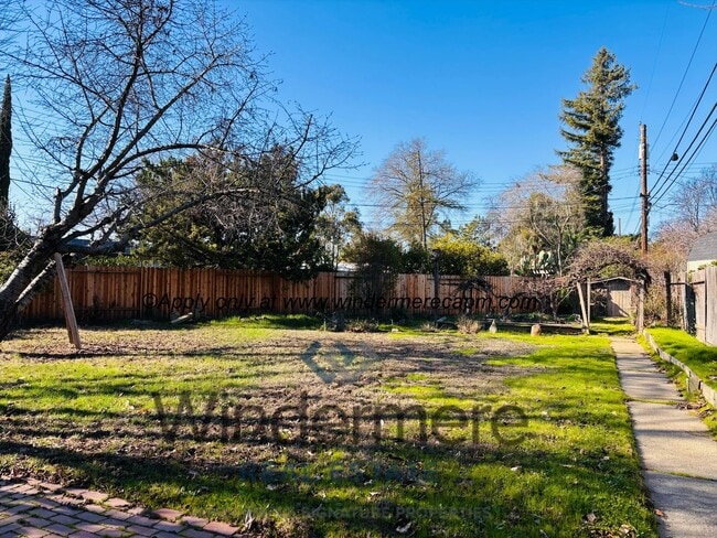 Building Photo - Charming 2 bedroom with HUGE yard in beaut...
