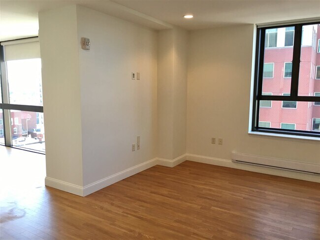 Building Photo - 875 Elm St