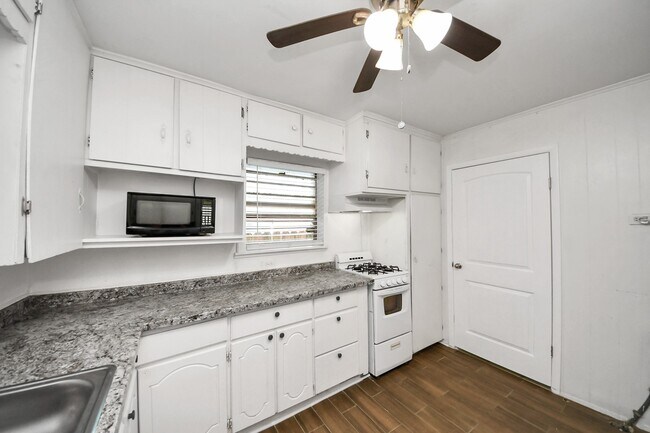 Building Photo - 1213 28th St