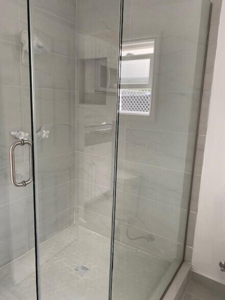 Building Photo - 1619 W 11th Pl