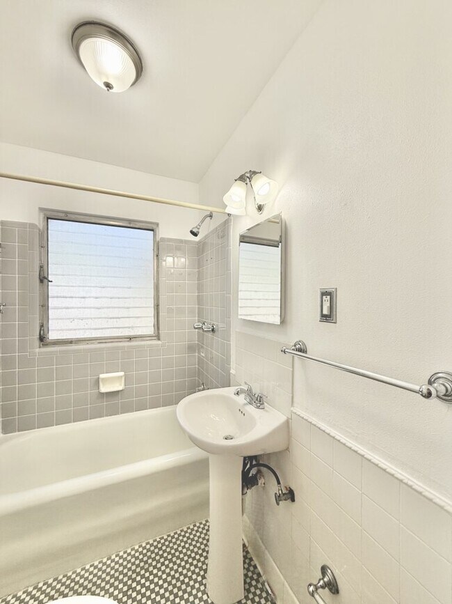 Building Photo - 1013 23rd St W