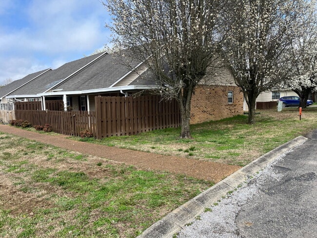 Building Photo - 135 Lake Chateau Dr