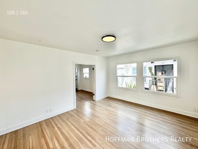Building Photo - 326 N Kingsley Dr
