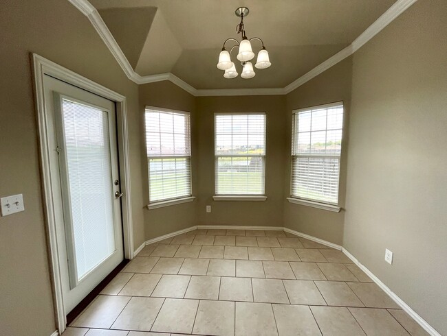 Building Photo - 4820 Lakeshore Dr