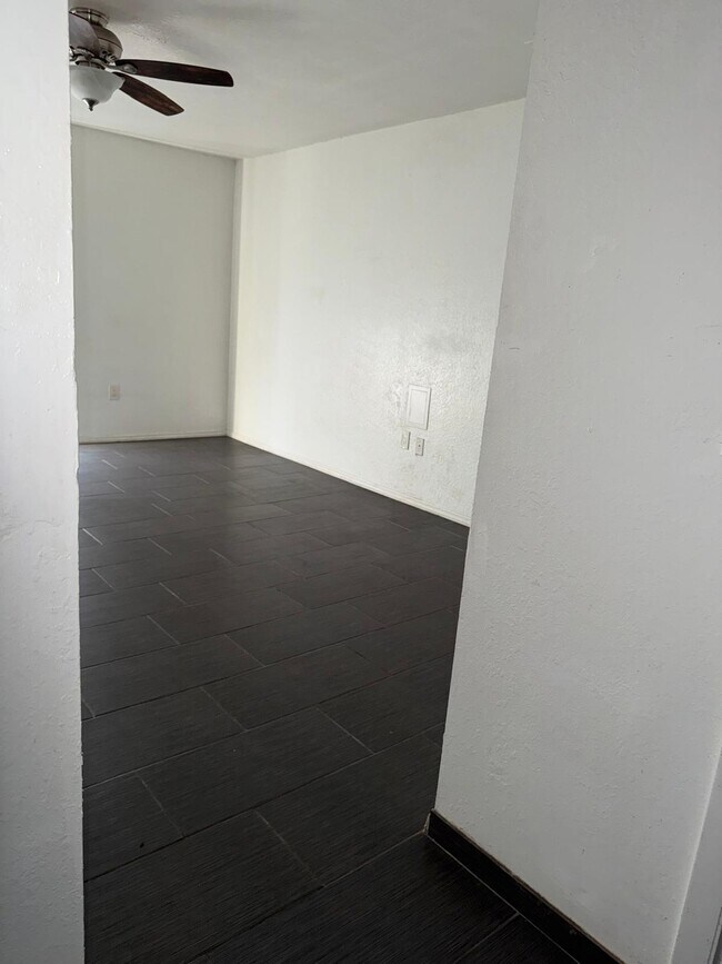 Building Photo - 4029 Versailles Dr