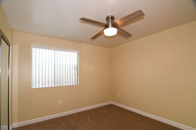 Building Photo - 571 Moss St