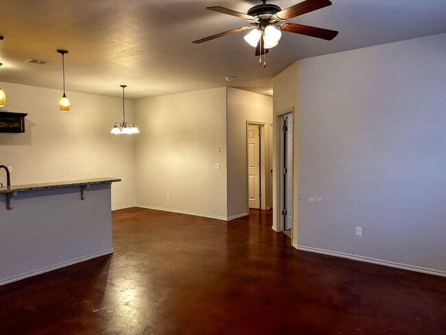 Building Photo - 3br 2ba duplex with 2 car garage!!