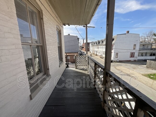 Building Photo - 150 S Pine St