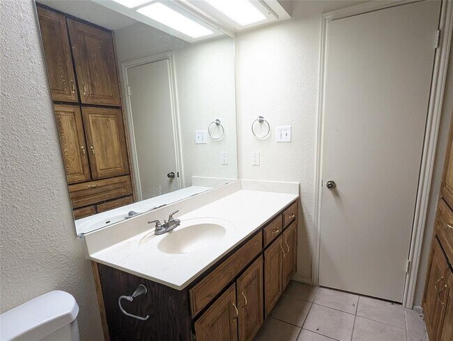 Building Photo - 904 Woodview Dr