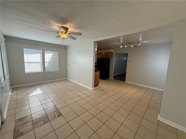 Building Photo - 1308 Charmaine Cir E