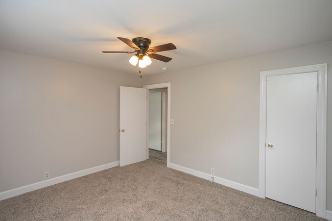 Building Photo - 208 Hillcrest Dr