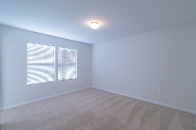 Building Photo - Freshly Renovated 4-Bedroom Home with Mode...