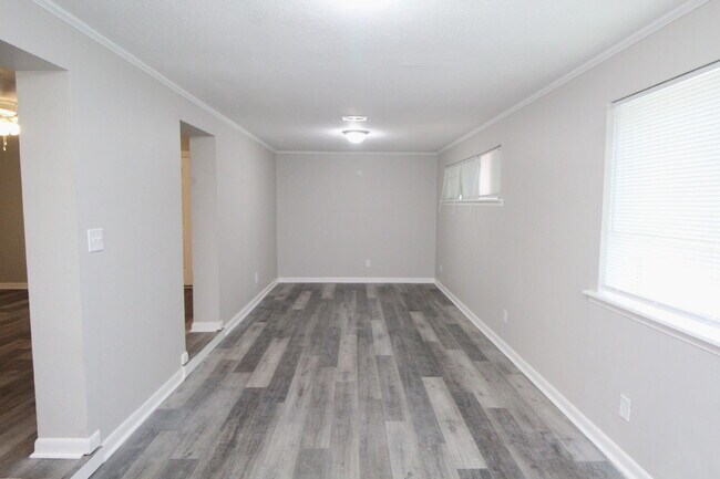 Building Photo - Move-In Ready 3-Bed Home with New Flooring...