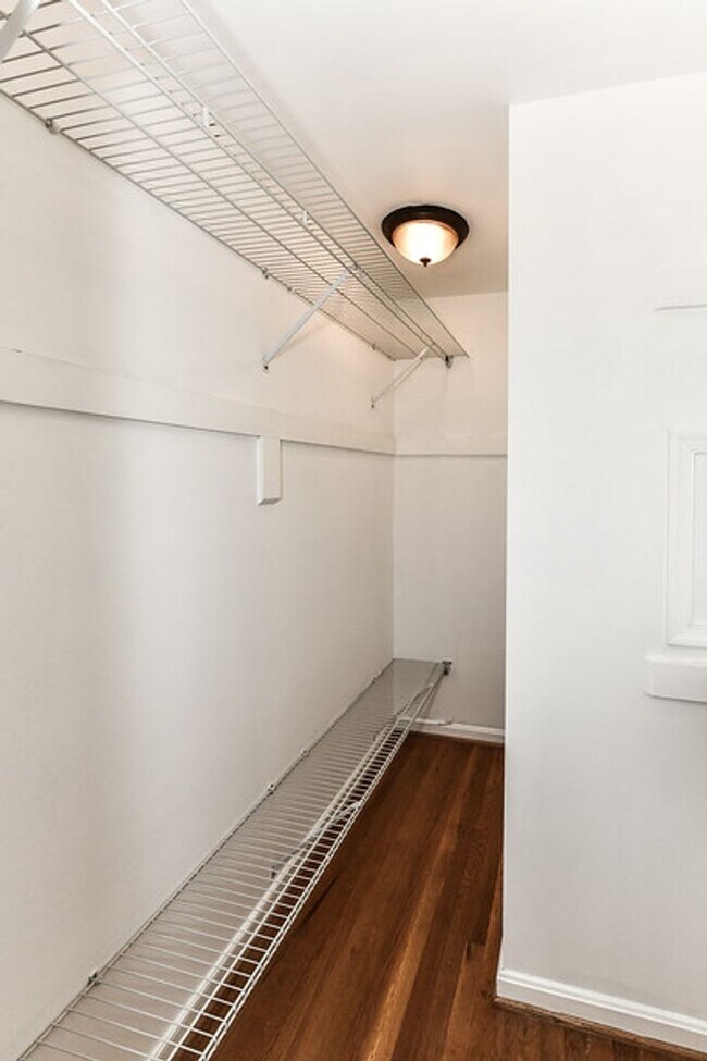 Building Photo - Spacious 4 Bed 2/2 Bath Home with Park-Lik...