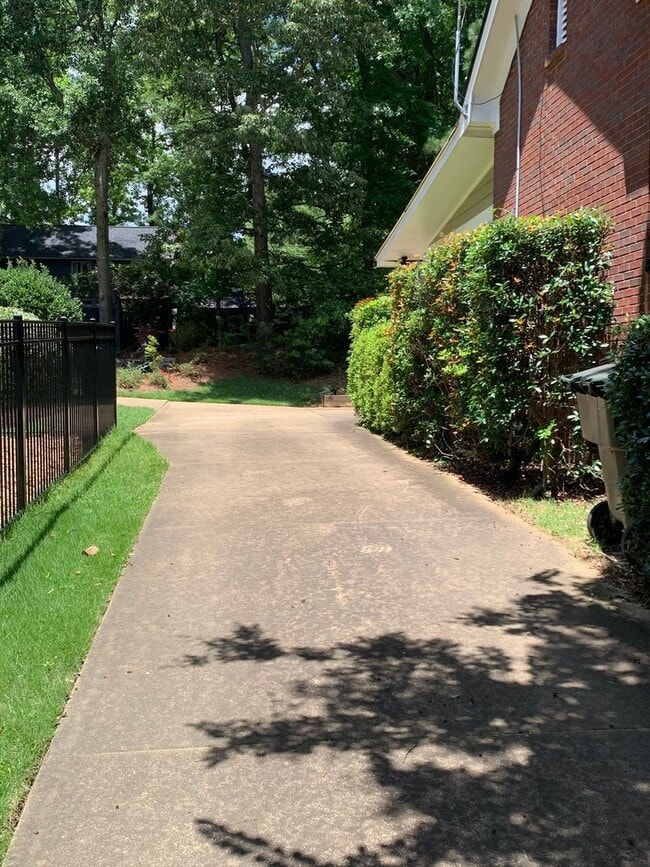 Building Photo - Spacious Townhome close to downtown Auburn...