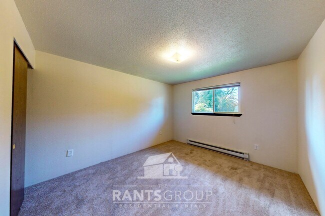 Building Photo - Great Location! Quiet Duplex!