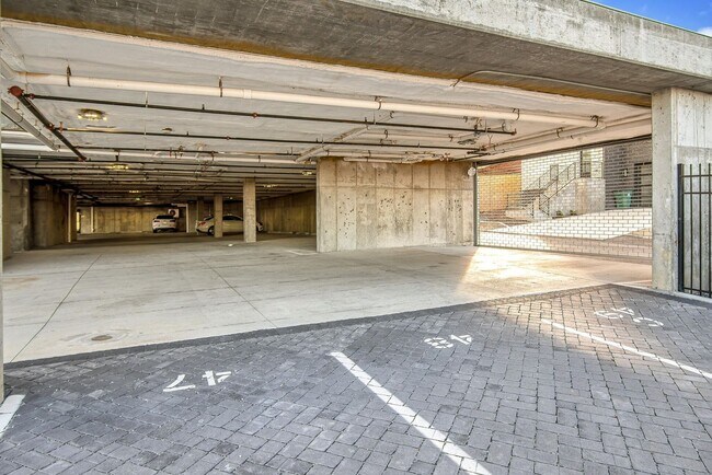 Building Photo - Stunning one bedroom unit in The Wedgewood section of town.