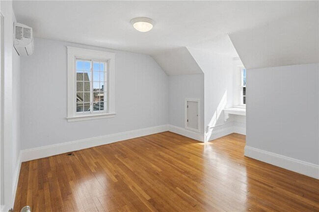 Building Photo - 21 Earlham Way