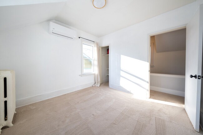 Building Photo - 3832 18th Ave S