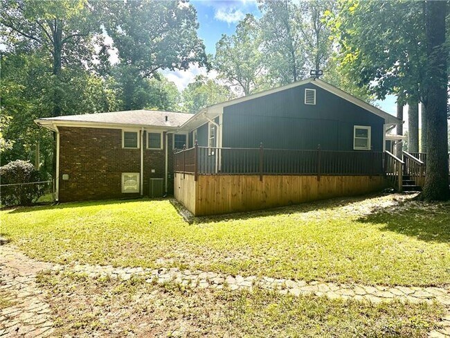 Building Photo - 2805 Pine Hill Dr