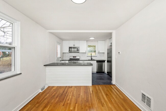 Building Photo - AVAILABLE JULY 1ST!! Don't miss this STUNNING 3 BEDROOM IN MCCANDLESS!!