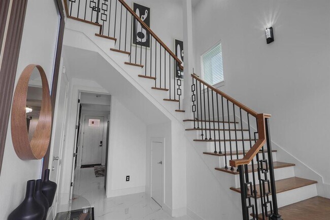 Building Photo - 6415 Bowling Green St