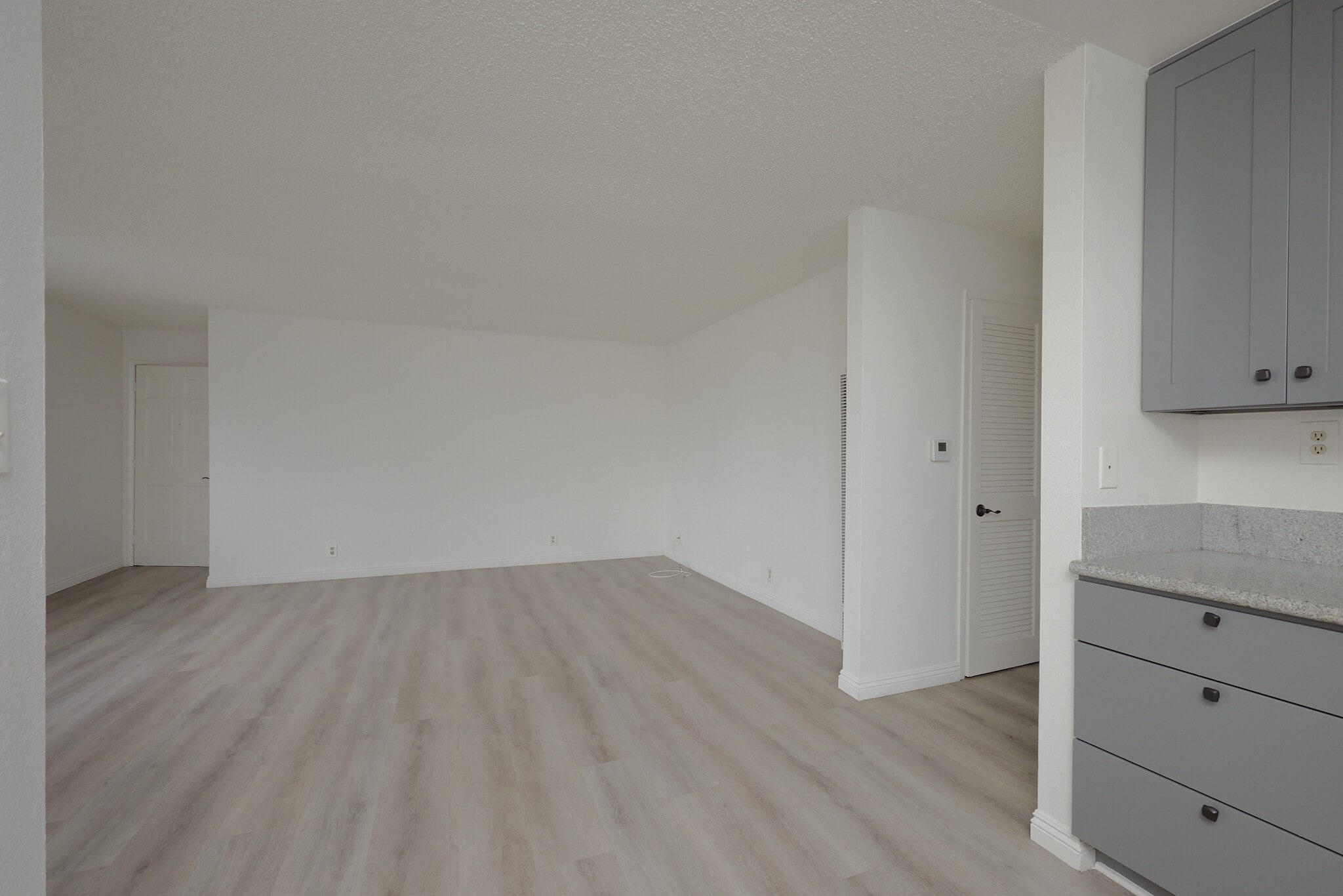 Building Photo - 1406 N Serrano Ave