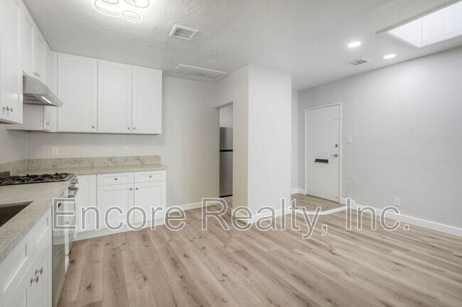 Building Photo - 303 3rd Ave