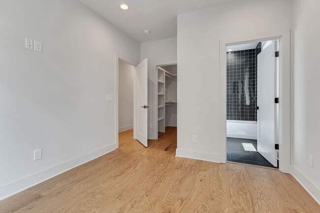 Building Photo - Stunning Salemtown Townhome With Fenced In Yard